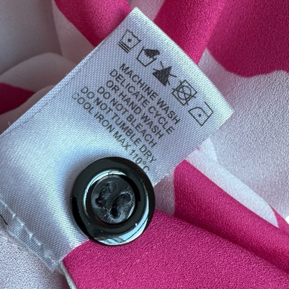 CROSBY by Mollie Burch | Pink Abstract Short Sleeve Blouse | Button Back Top | L - Picture 3 of 5